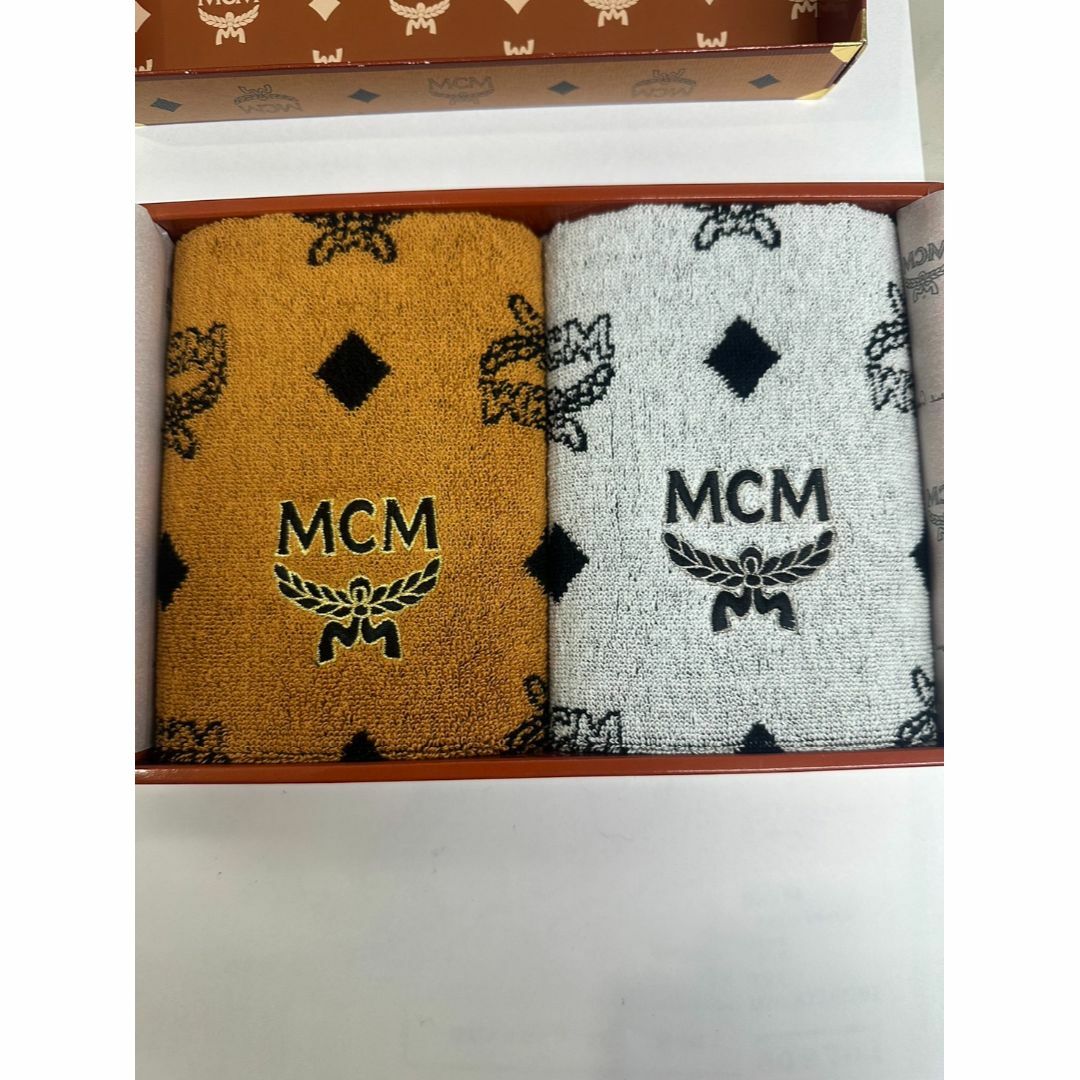 MCM(エムシーエム)のA3978MCMフェイスタオル ブラウン系・ホワイト系の2枚セット インテリア/住まい/日用品の日用品/生活雑貨/旅行(タオル/バス用品)の商品写真