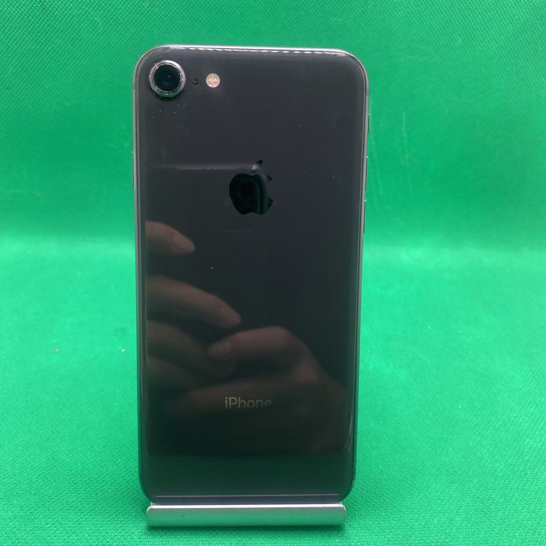 格安美品】iPhone 8 64GB simフリー本体 337-