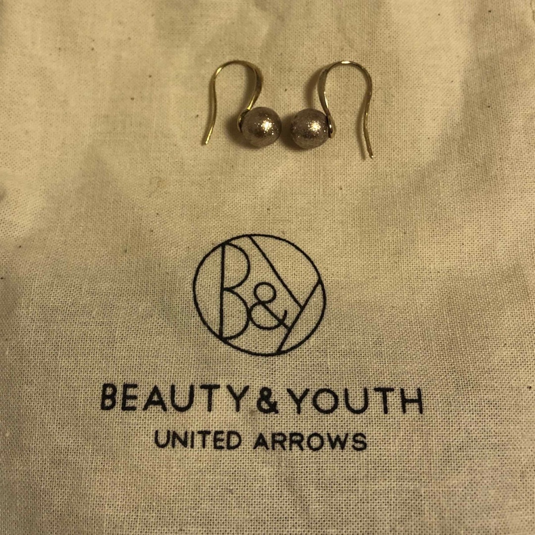 BEAUTY&YOUTH UNITED ARROWS(ビューティアンドユースユナイテッドアローズ)の【BEAUTY & YOUTH】ゴールド調ドロップパールピアス レディースのアクセサリー(ピアス)の商品写真