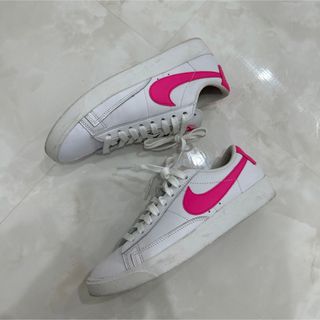 ナイキ(NIKE)のナイキ　蛍光ピンク　スニーカー　NIKE W BLAZER LOW LE(スニーカー)