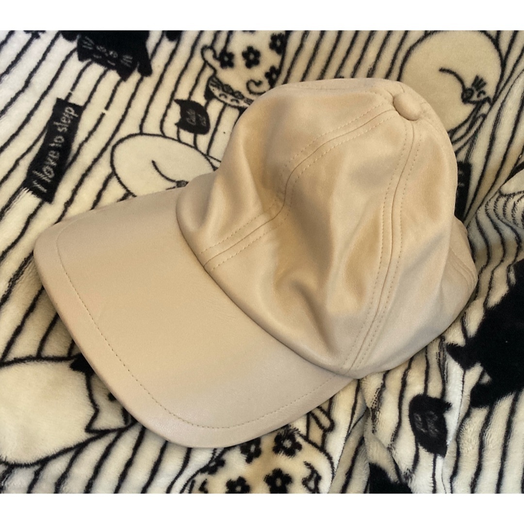 NATURAL BEAUTY BASIC(ナチュラルビューティーベーシック)のキャップ　NATURAL BEAUTY BASIC　合成皮　白ベージュ帽子CAP レディースの帽子(キャップ)の商品写真