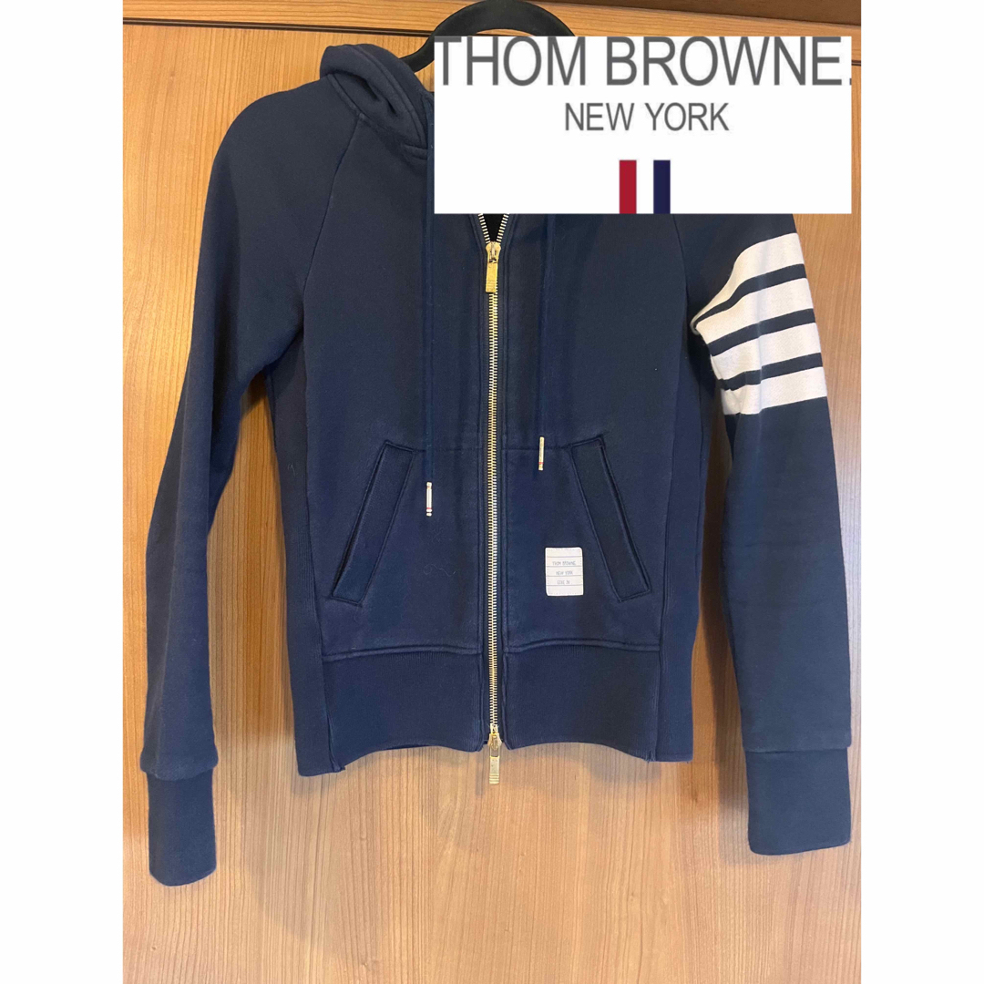 THOM BROWNE(トムブラウン)のTHOM BROWNE 4BAR ジップパーカー　ネイビー　38 レディースのトップス(パーカー)の商品写真