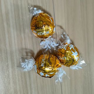 リンツ(Lindt)のリンツリンドールチョコレート ゴールド ホワイト 3個(菓子/デザート)