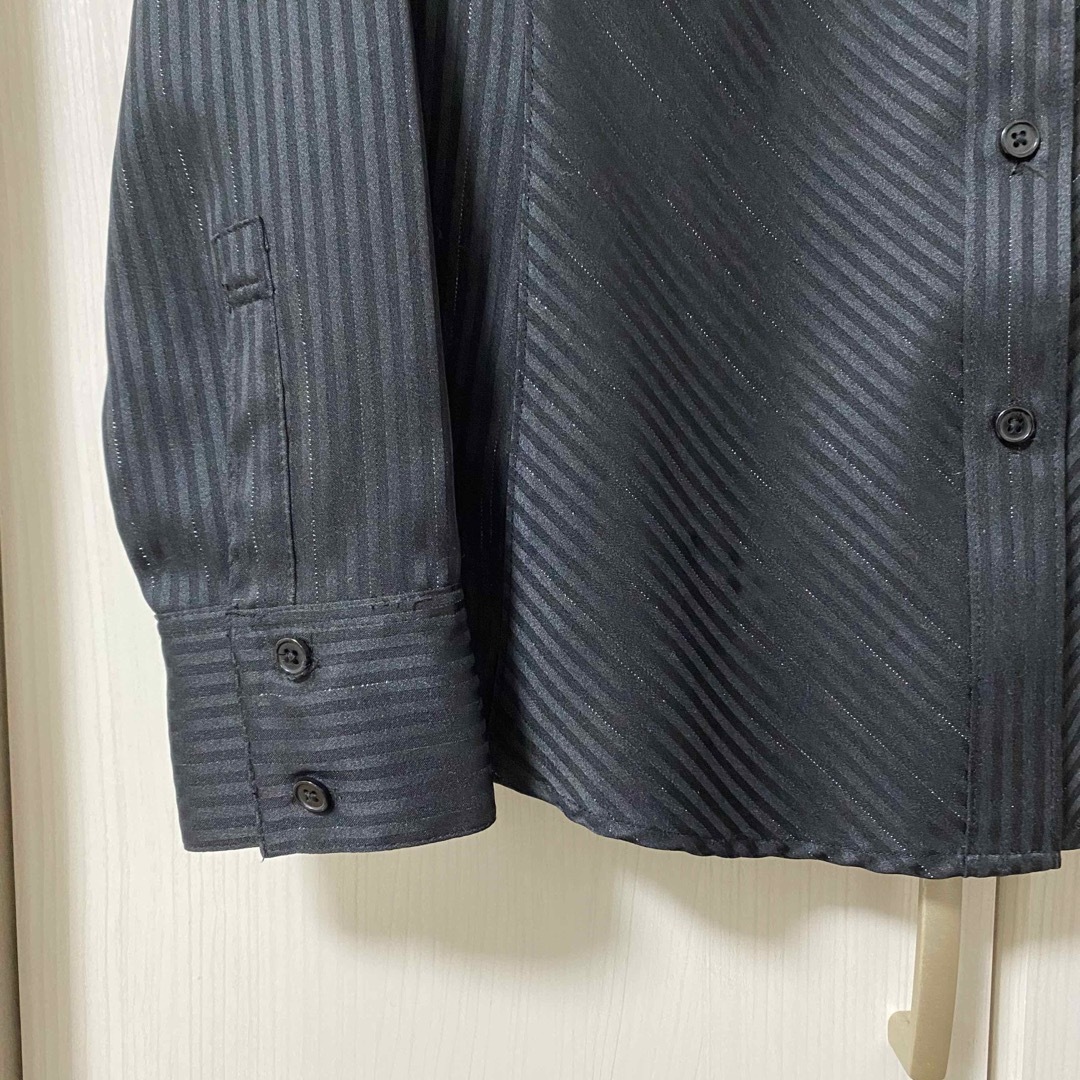 スキッパーシャツ　ブラック　ラメ　ストライプ　ユニセックス　男装 レディースのトップス(シャツ/ブラウス(長袖/七分))の商品写真