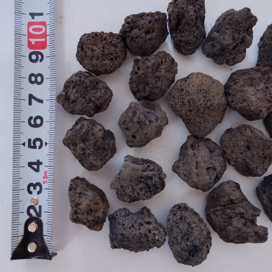 溶岩石 小さめ30個(テラリウム・コケリウム・アクアリウムにぴったり) その他のペット用品(アクアリウム)の商品写真