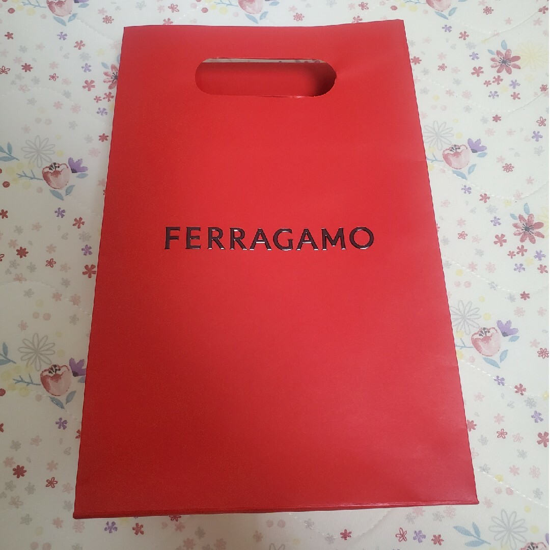 Salvatore Ferragamo(サルヴァトーレフェラガモ)のフェラガモ　紙袋 レディースのバッグ(ショップ袋)の商品写真