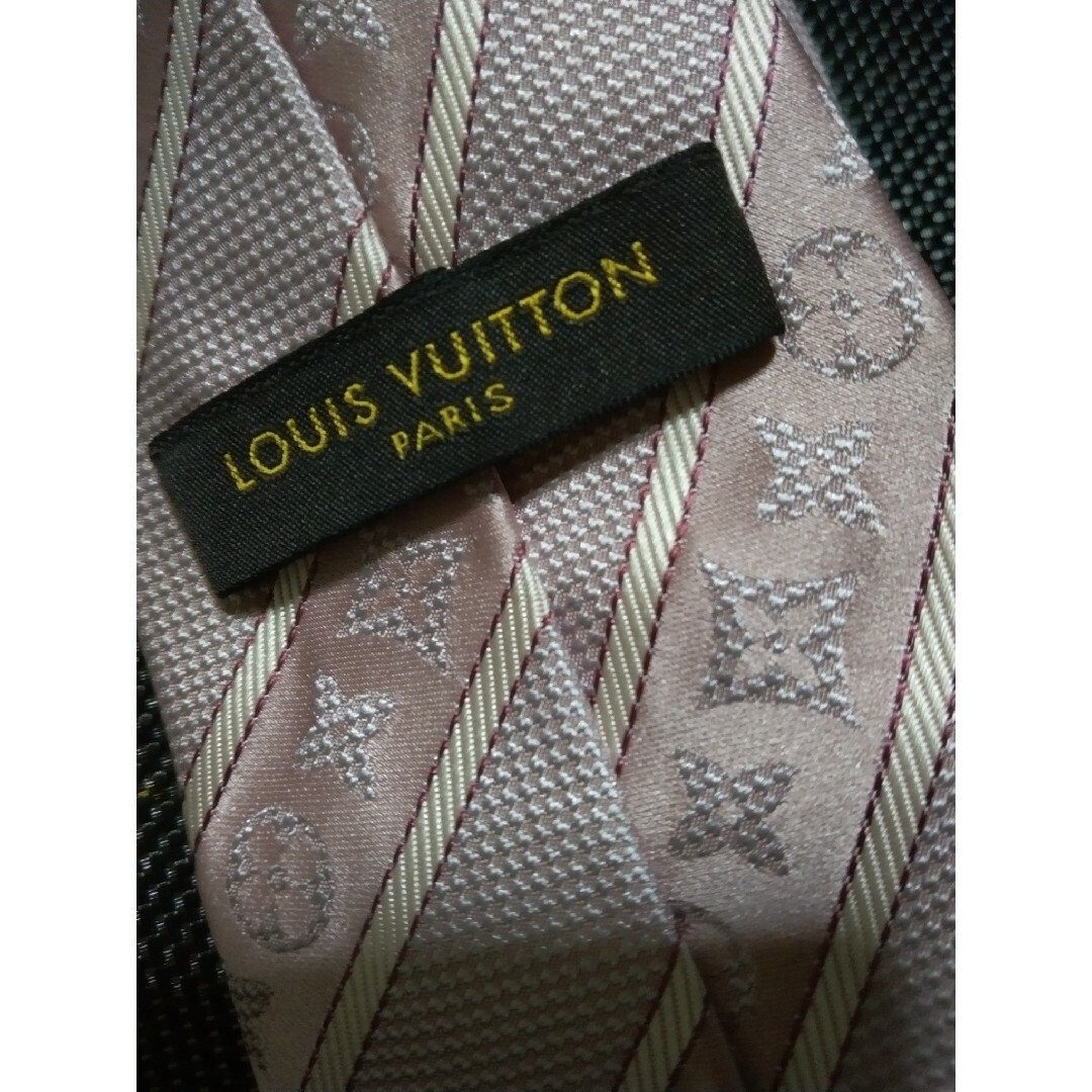 LOUIS VUITTON(ルイヴィトン)の最終値下げ　美品　LOUIS VUITTON　ピンク色　ネクタイ　メンズ メンズのファッション小物(ネクタイ)の商品写真