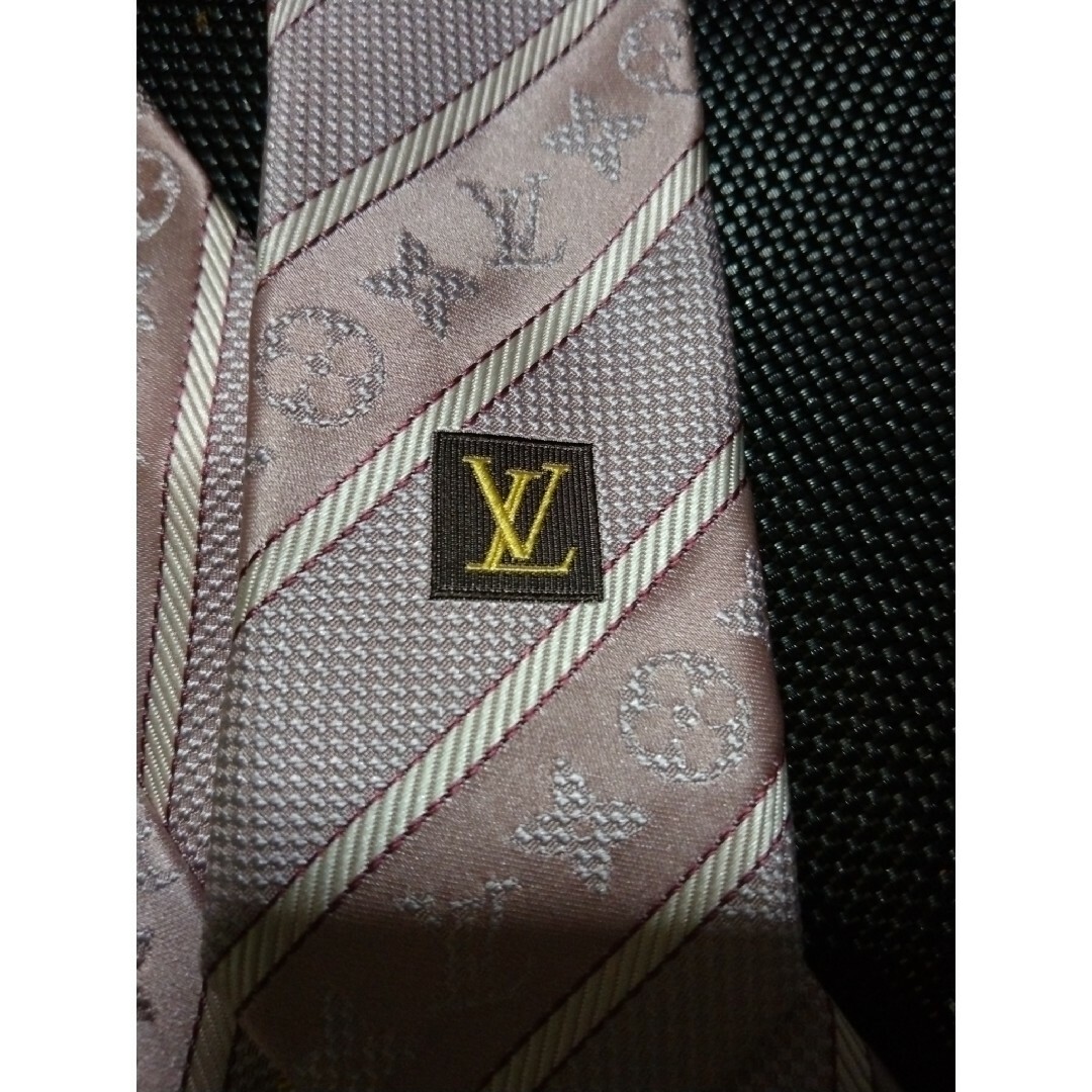 LOUIS VUITTON(ルイヴィトン)の最終値下げ　美品　LOUIS VUITTON　ピンク色　ネクタイ　メンズ メンズのファッション小物(ネクタイ)の商品写真