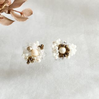 金属アレルギー対応◯ パールとビーズ刺繍のアシンメトリーピアス ブラウン(ピアス)