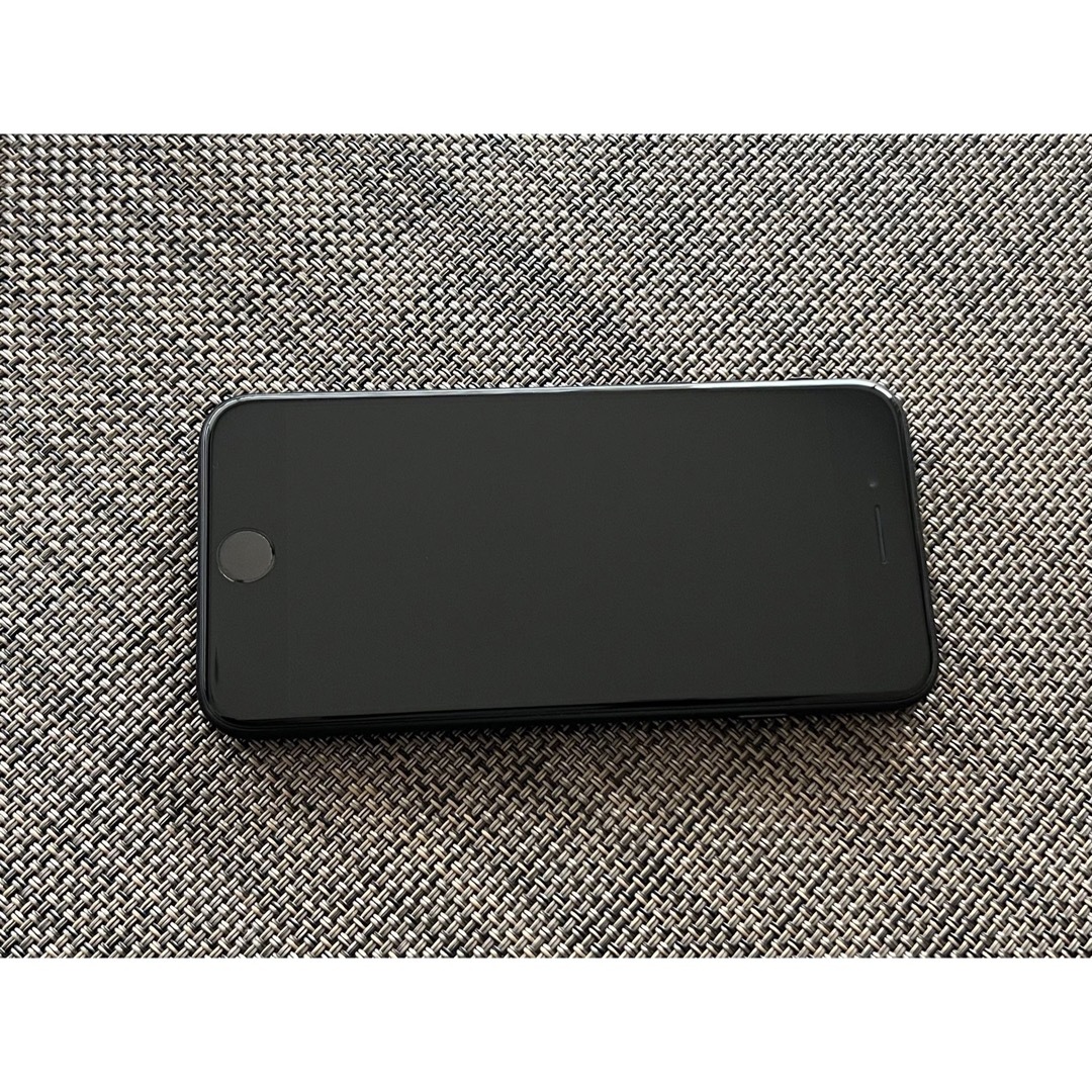 Apple(アップル)の【極美品】iPhone SE2 ブラック 64 GB SIMフリー スマホ/家電/カメラのスマートフォン/携帯電話(スマートフォン本体)の商品写真