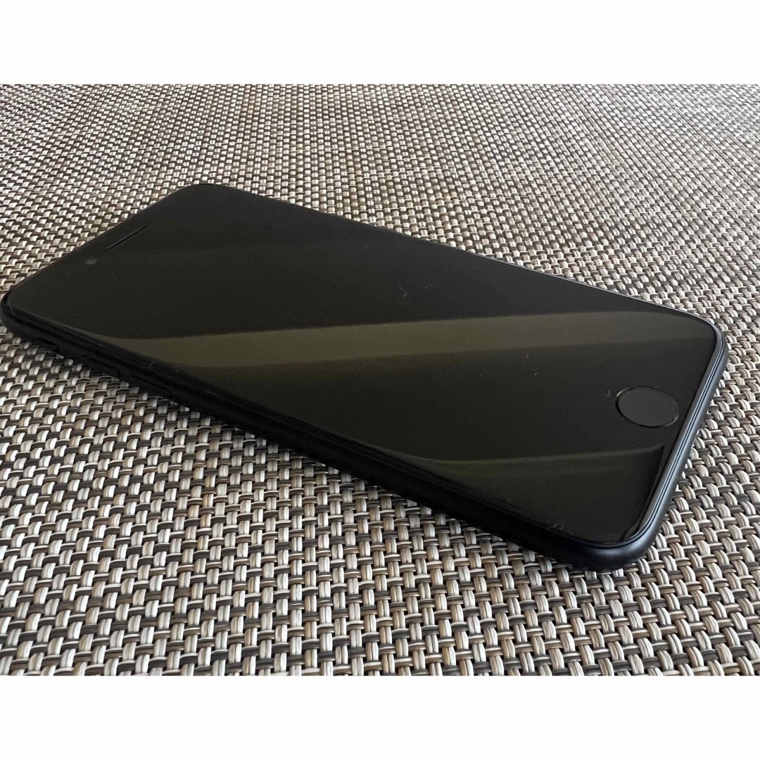 Apple(アップル)の【極美品】iPhone SE2 ブラック 64 GB SIMフリー スマホ/家電/カメラのスマートフォン/携帯電話(スマートフォン本体)の商品写真