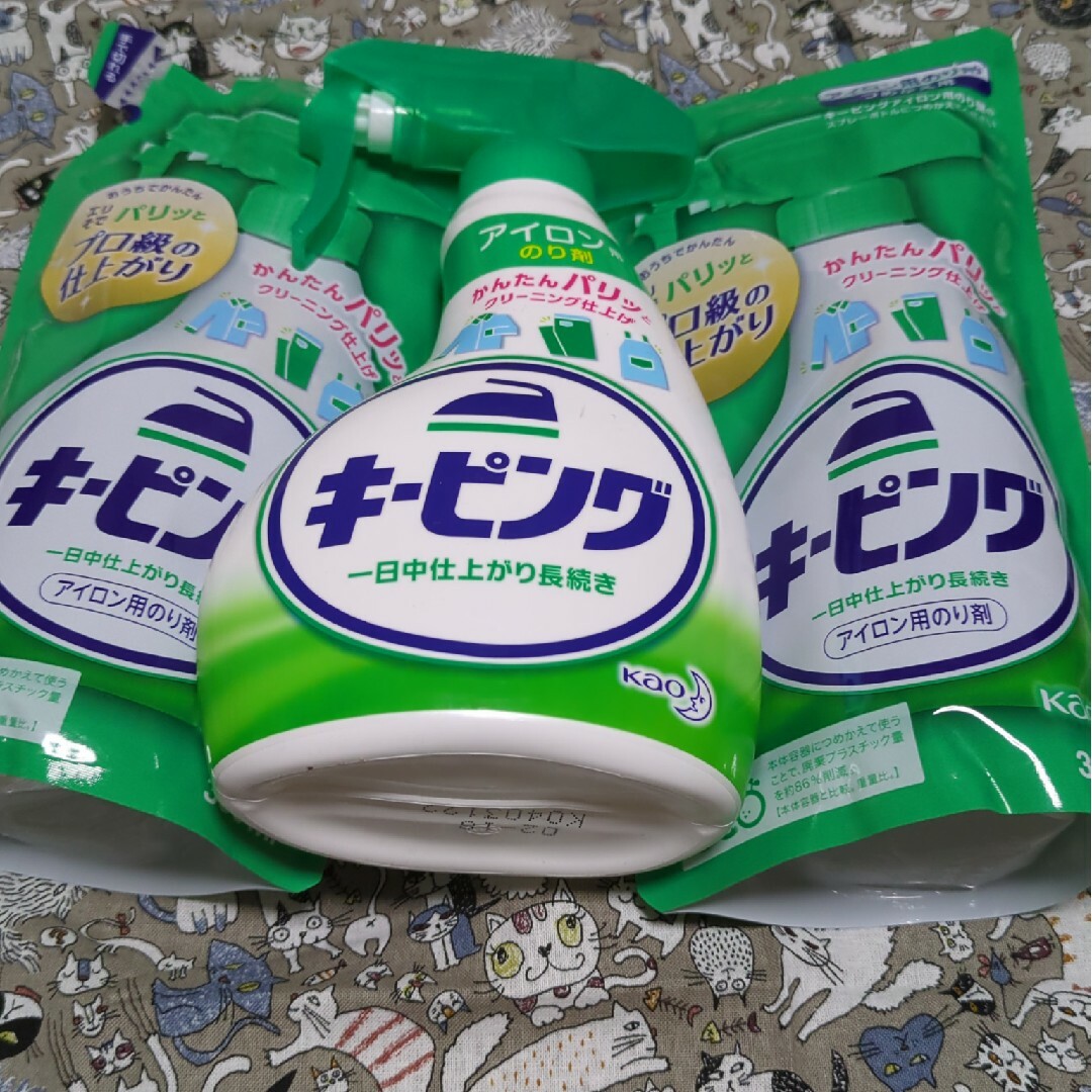 花王(カオウ)のキーピングアイロン用のり剤開封済み本体＋詰め替え350ml×2 インテリア/住まい/日用品の日用品/生活雑貨/旅行(日用品/生活雑貨)の商品写真