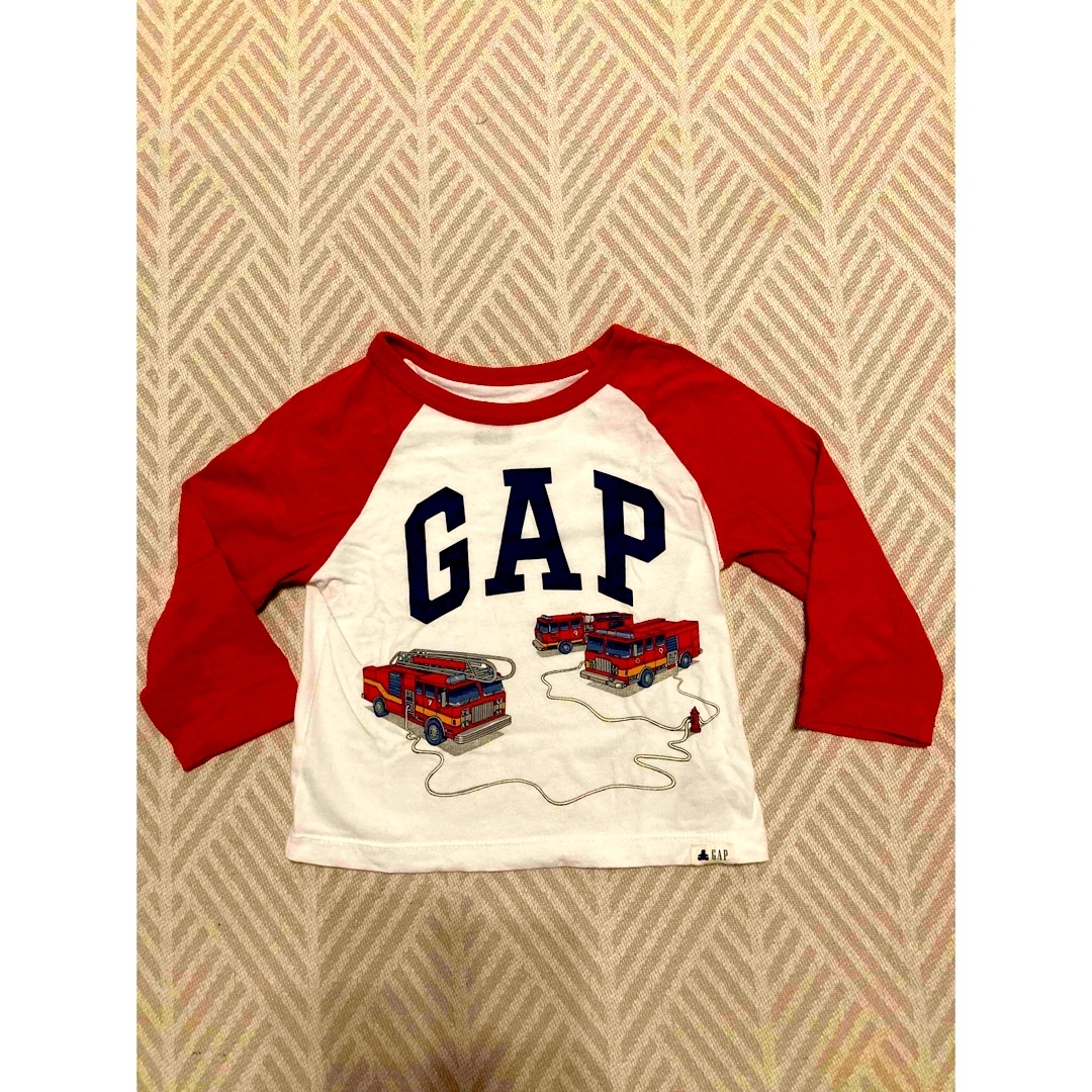 babyGAP(ベビーギャップ)のGAP BABY ギャップベビーロンTシャツ消防車柄　長袖トップス90 キッズ/ベビー/マタニティのキッズ服男の子用(90cm~)(Tシャツ/カットソー)の商品写真