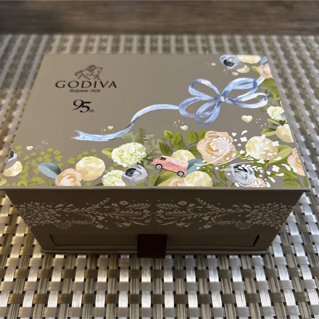 GODIVA ゴディバ 空箱 缶 箱 5点セット 美品 インテリア/住まい/日用品のインテリア小物(小物入れ)の商品写真