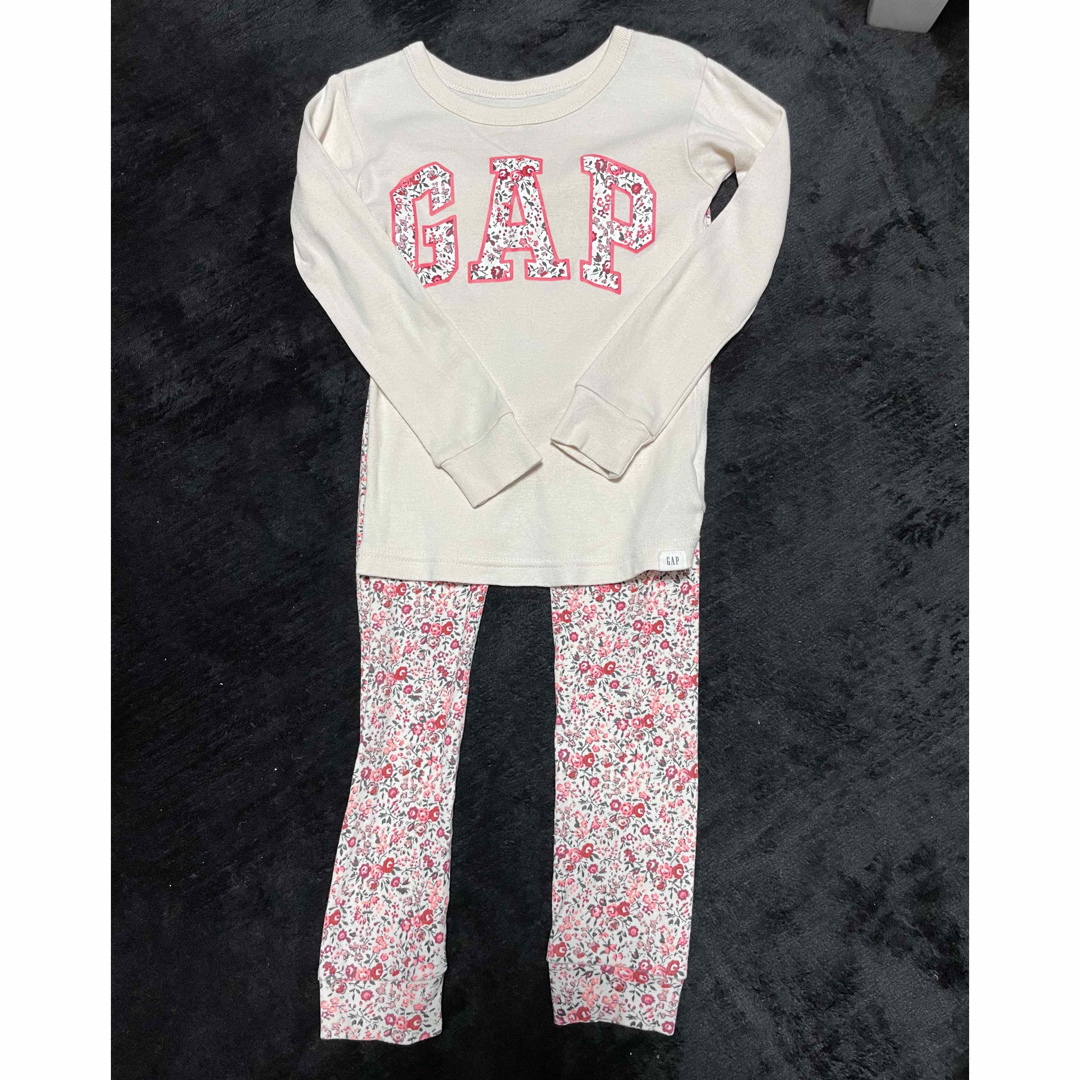 GAP(ギャップ)のGAP 女の子　花柄ロゴTシャツ キッズ/ベビー/マタニティのキッズ服女の子用(90cm~)(Tシャツ/カットソー)の商品写真