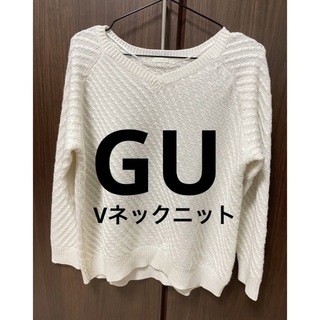 ジーユー(GU)の【美品】GU  Vネックニット ホワイト Mサイズ(ニット/セーター)