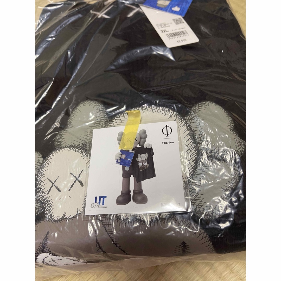 UNIQLO(ユニクロ)の【2枚セット】ステッカー付 UNIQLO KAWS スウェットシャツ 3XL メンズのトップス(Tシャツ/カットソー(半袖/袖なし))の商品写真