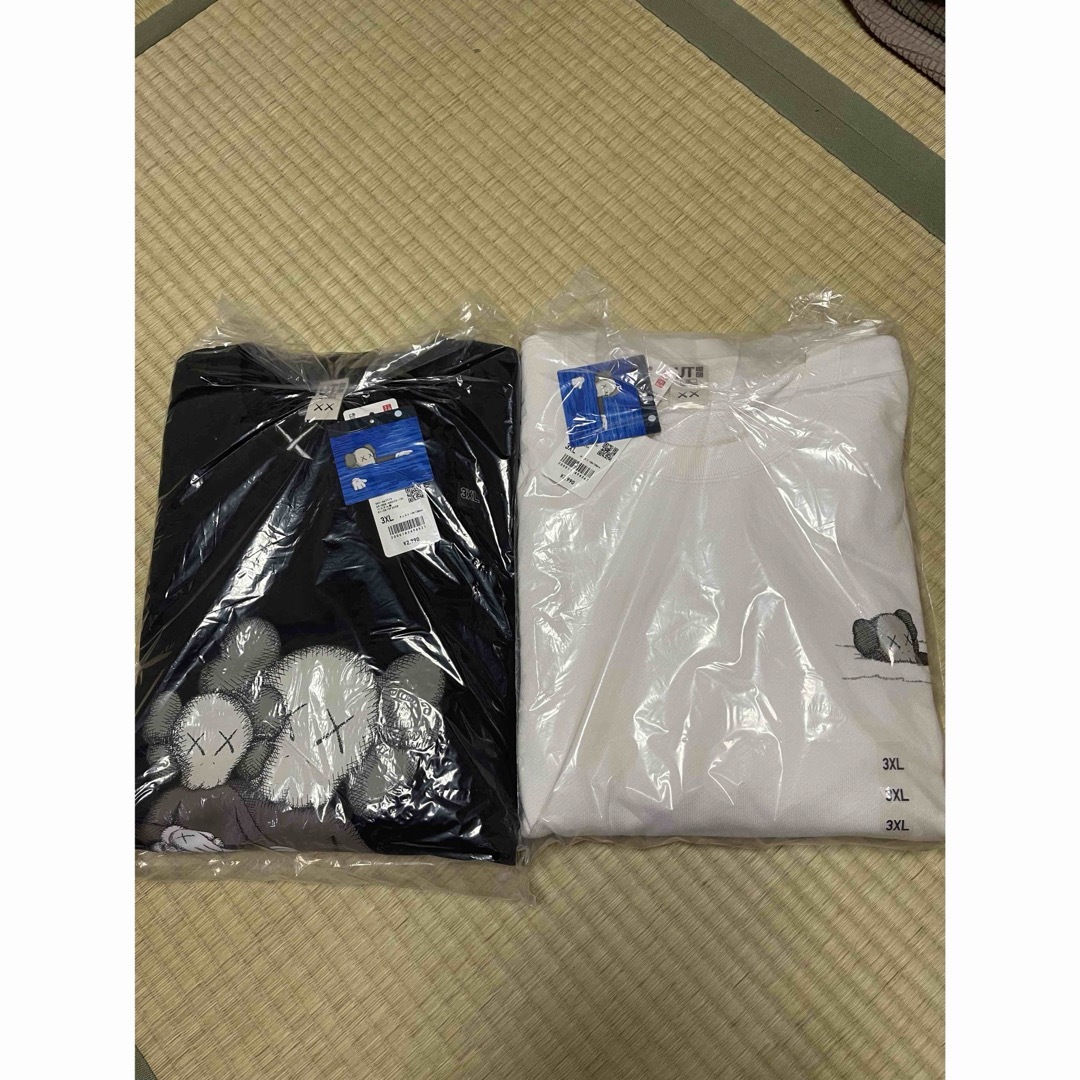 UNIQLO(ユニクロ)の【2枚セット】ステッカー付 UNIQLO KAWS スウェットシャツ 3XL メンズのトップス(Tシャツ/カットソー(半袖/袖なし))の商品写真