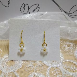 4#ビーズピアス フラワーピアス ハンドメイド White×GOLD 韓国(ピアス)