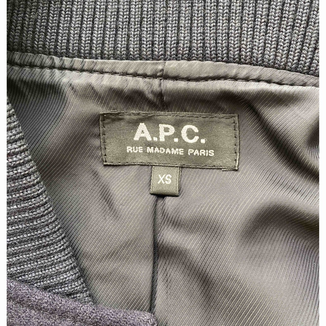 A.P.C(アーペーセー)のA.P.C. アーペーセー テディ レザー スタジャン XSネイビー レディースのジャケット/アウター(スタジャン)の商品写真