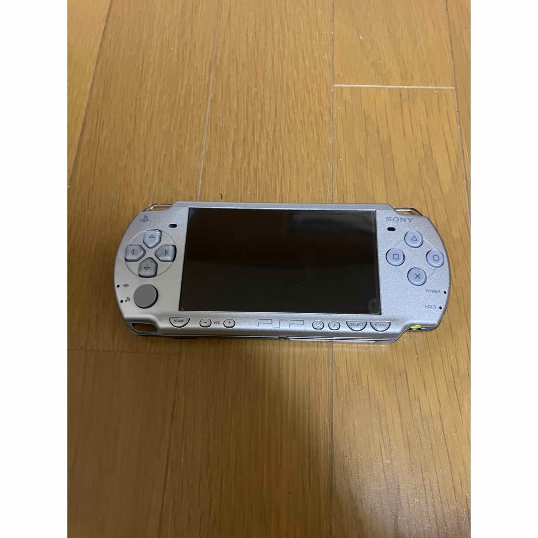 PlayStation Portable(プレイステーションポータブル)のPSP-2000 アイスシルバー エンタメ/ホビーのゲームソフト/ゲーム機本体(携帯用ゲーム機本体)の商品写真