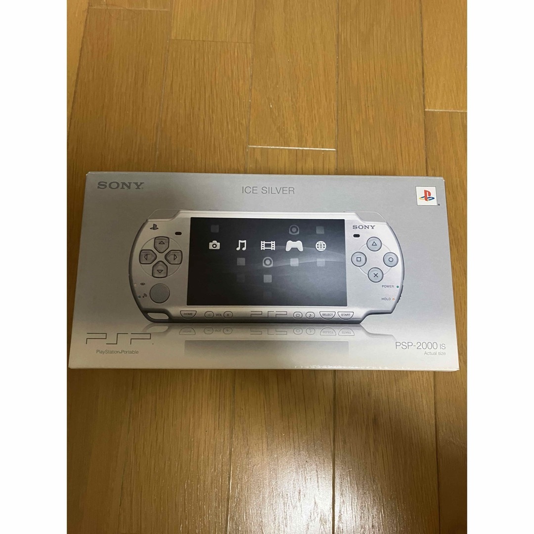 PlayStation Portable(プレイステーションポータブル)のPSP-2000 アイスシルバー エンタメ/ホビーのゲームソフト/ゲーム機本体(携帯用ゲーム機本体)の商品写真