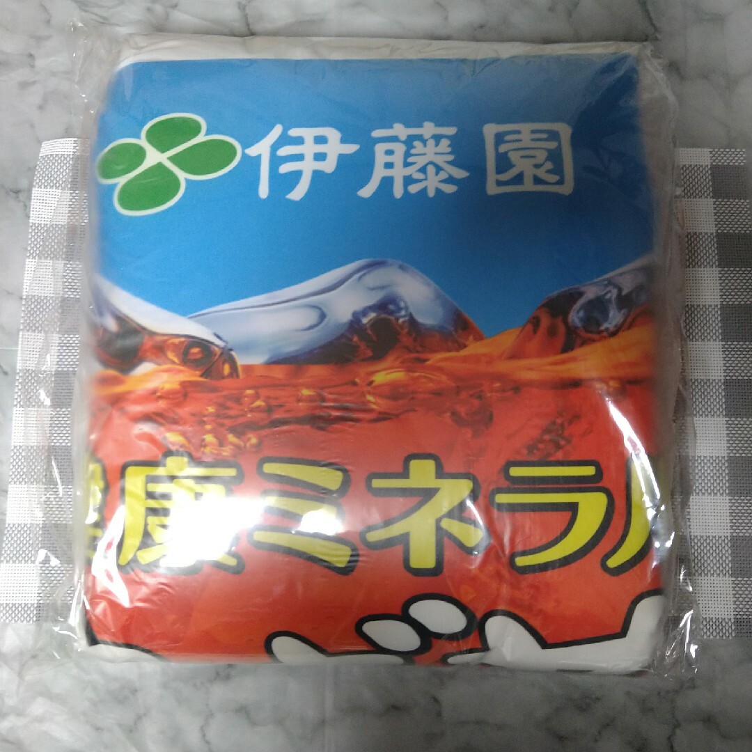 伊藤園(イトウエン)の伊藤園　ひんやり寝袋　健康ミネラルむぎ茶キャンペーン　数量限定　新品未使用 インテリア/住まい/日用品の寝具(布団)の商品写真