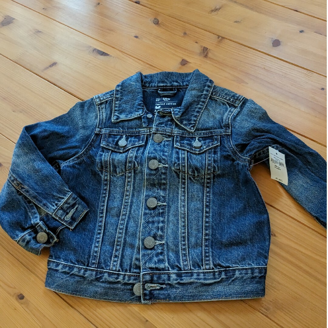 babyGAP(ベビーギャップ)の新品　babygap ミッキーＧジャン110 キッズ/ベビー/マタニティのキッズ服男の子用(90cm~)(ジャケット/上着)の商品写真