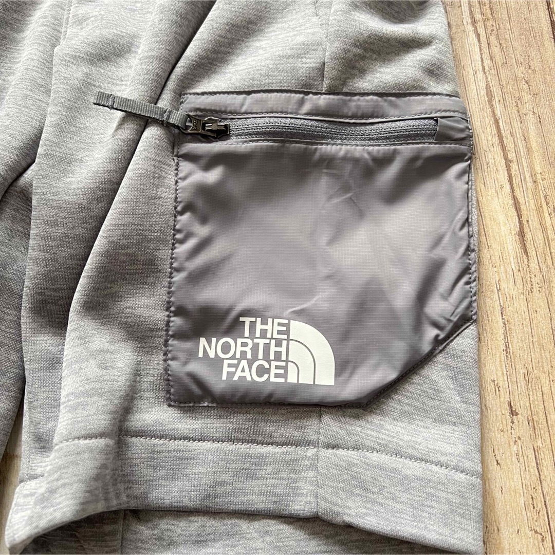 THE NORTH FACE(ザノースフェイス)の【海外限定】TNF ショートパンツ ジュニア  グレー　140-150 キッズ/ベビー/マタニティのキッズ服男の子用(90cm~)(パンツ/スパッツ)の商品写真