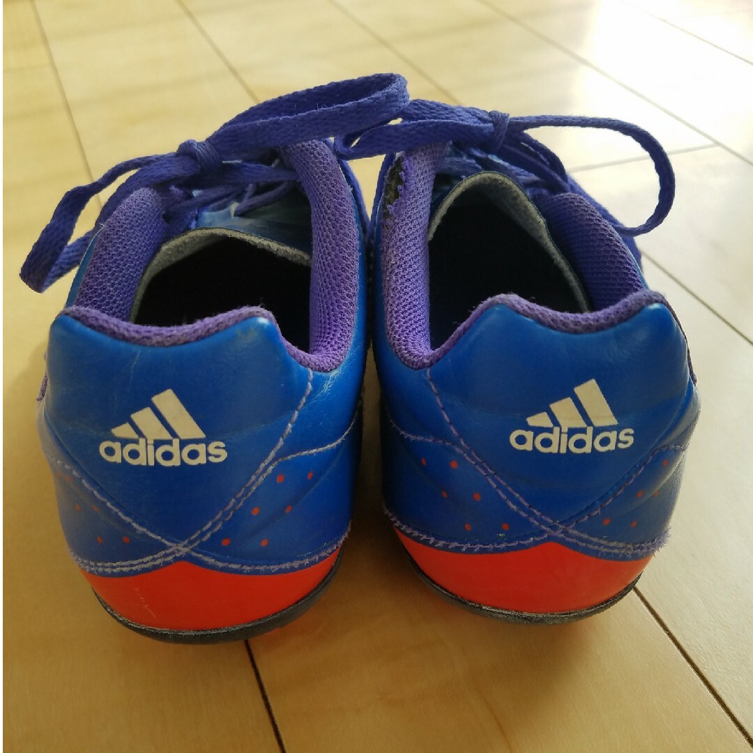 adidas(アディダス)のサッカースパイク　22.5　adidas　 フットサル スポーツ/アウトドアのサッカー/フットサル(シューズ)の商品写真