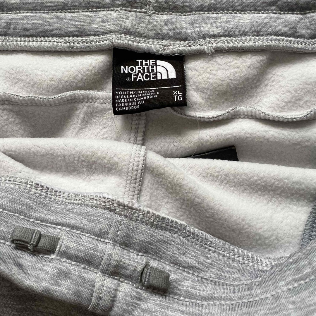 THE NORTH FACE(ザノースフェイス)の【海外限定】TNF ショートパンツ メンズ ジュニア　グレー 170cm メンズのパンツ(ショートパンツ)の商品写真