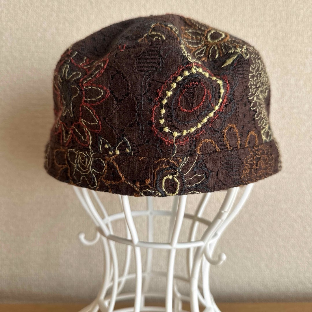 キャスケット　茶色　刺繍　コサージュ レディースの帽子(キャスケット)の商品写真