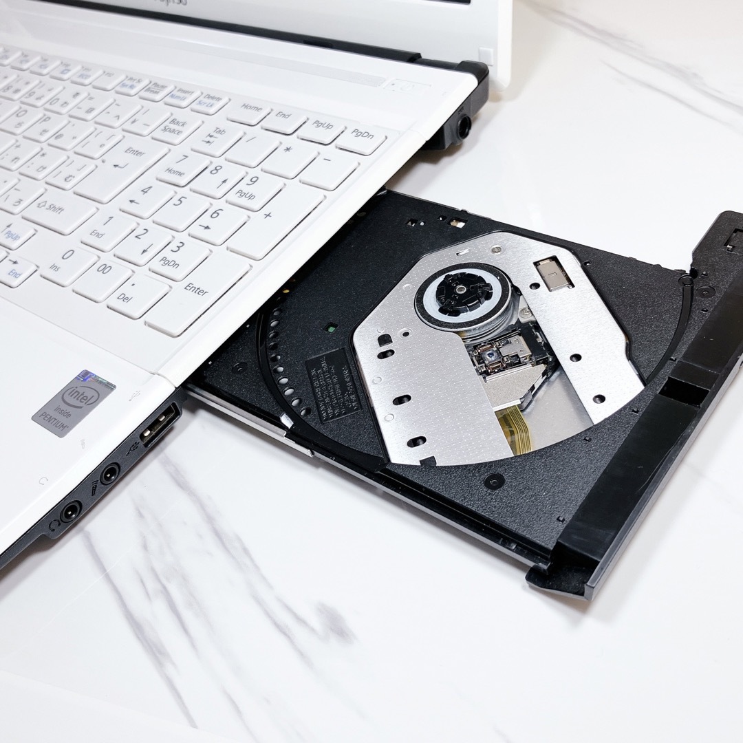 富士通 - 超大容量1TB&メモリ8GB✨すぐ使える富士通白ノートパソコン