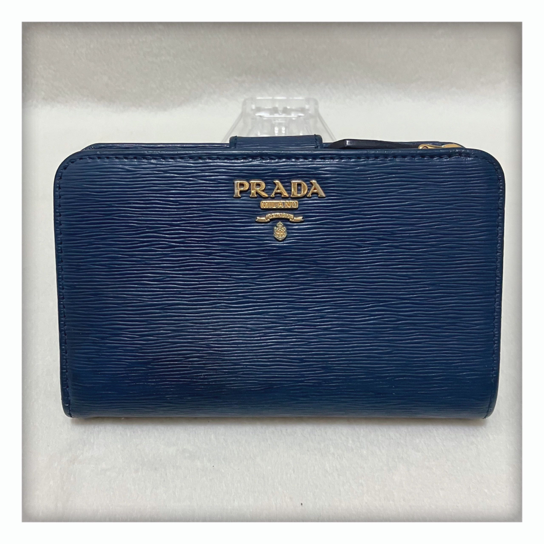 PRADA(プラダ)のお値下げ‼️ ✨人気カラー 美品✨ PRADA ヴィッテロ 折り財布 ネイビー レディースのファッション小物(財布)の商品写真