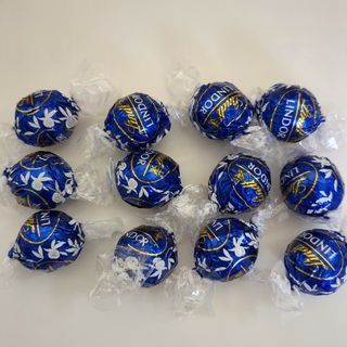 リンツ(Lindt)のリンドール　ダーク　12個(菓子/デザート)