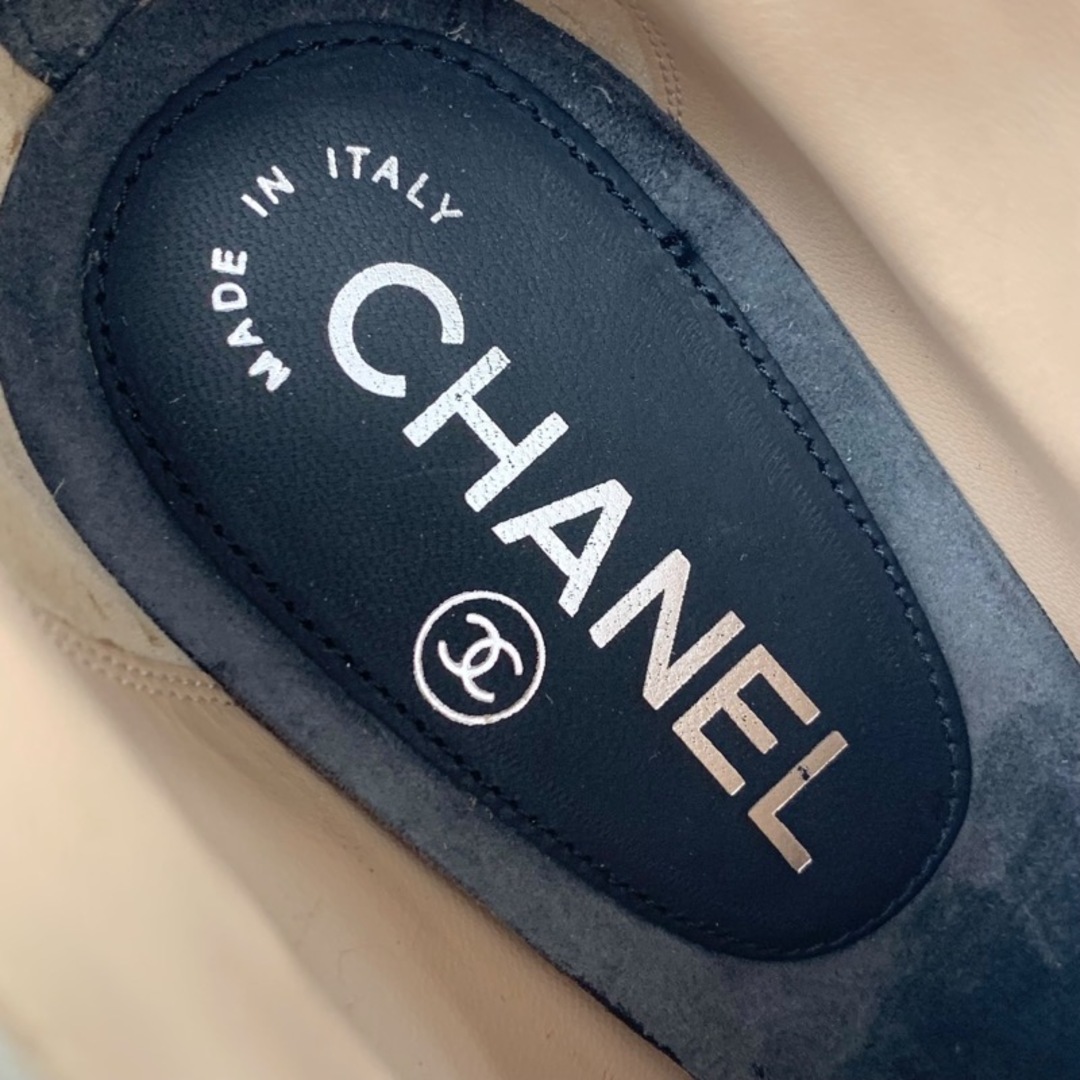 CHANEL(シャネル)のシャネル CHANEL ブーツ ショートブーツ 靴 シューズ スエード バイカラー ブーティ カメリア ココマーク レディースの靴/シューズ(ブーツ)の商品写真