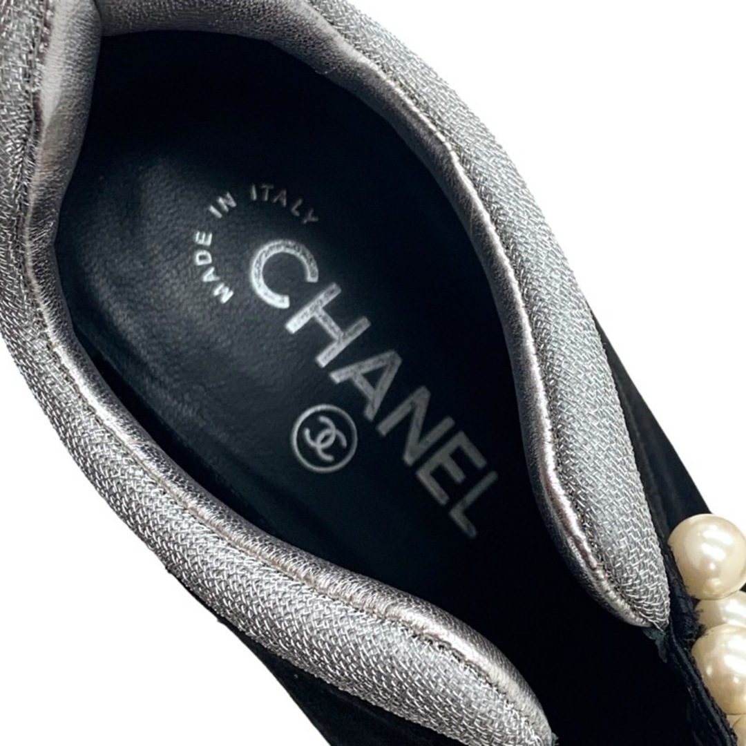 CHANEL(シャネル)のシャネル ブーツ ショートブーツ サテン ブラック レディースの靴/シューズ(ブーティ)の商品写真