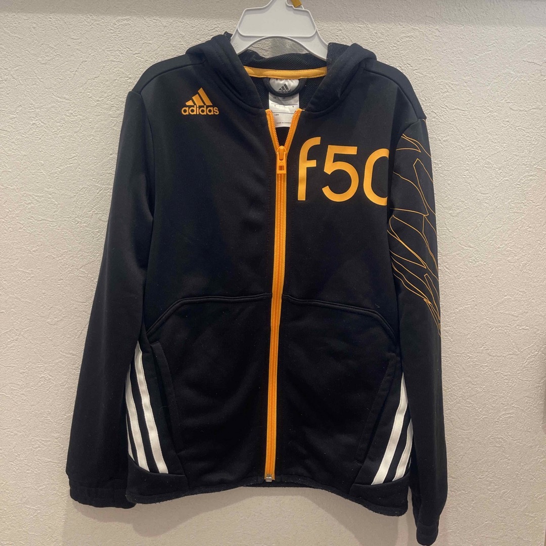 adidas(アディダス)のadidasフード付きトラックジャケット　ジャージ　130  BLACK F50 キッズ/ベビー/マタニティのキッズ服男の子用(90cm~)(ジャケット/上着)の商品写真