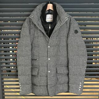 MONCLER(ダウンジャケット ・ シルバー/銀色系)のフリマ MONCLER(ダウンジャケット ・ シルバー/銀色系)のフリマ