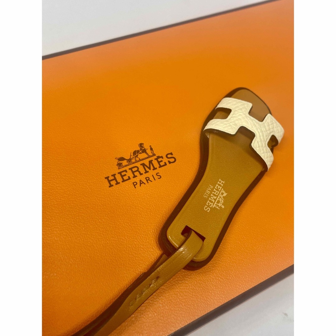 HERMES✨激安✨ エルメス　オランナノチャームヴォーバトラーヴァッシュハンターホワイト