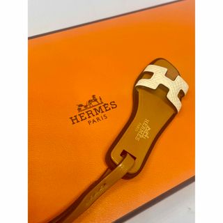 エルメス(Hermes)の✨激安✨ エルメス　オランナノチャームヴォーバトラーヴァッシュハンターホワイト(チャーム)