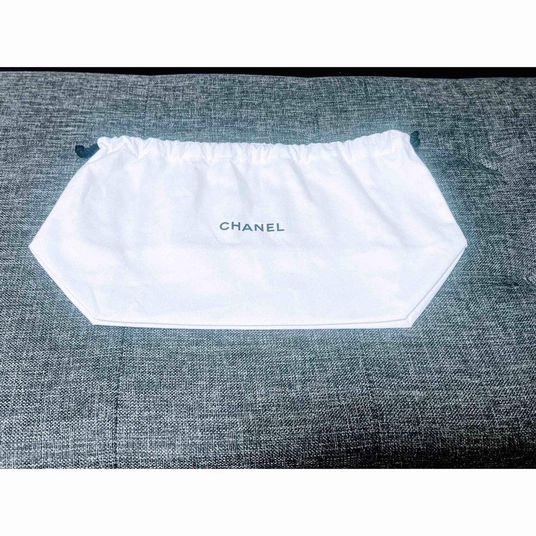 CHANEL(シャネル)のCHANEL コットン白い巾着袋、黒い巾着 レディースのファッション小物(ポーチ)の商品写真