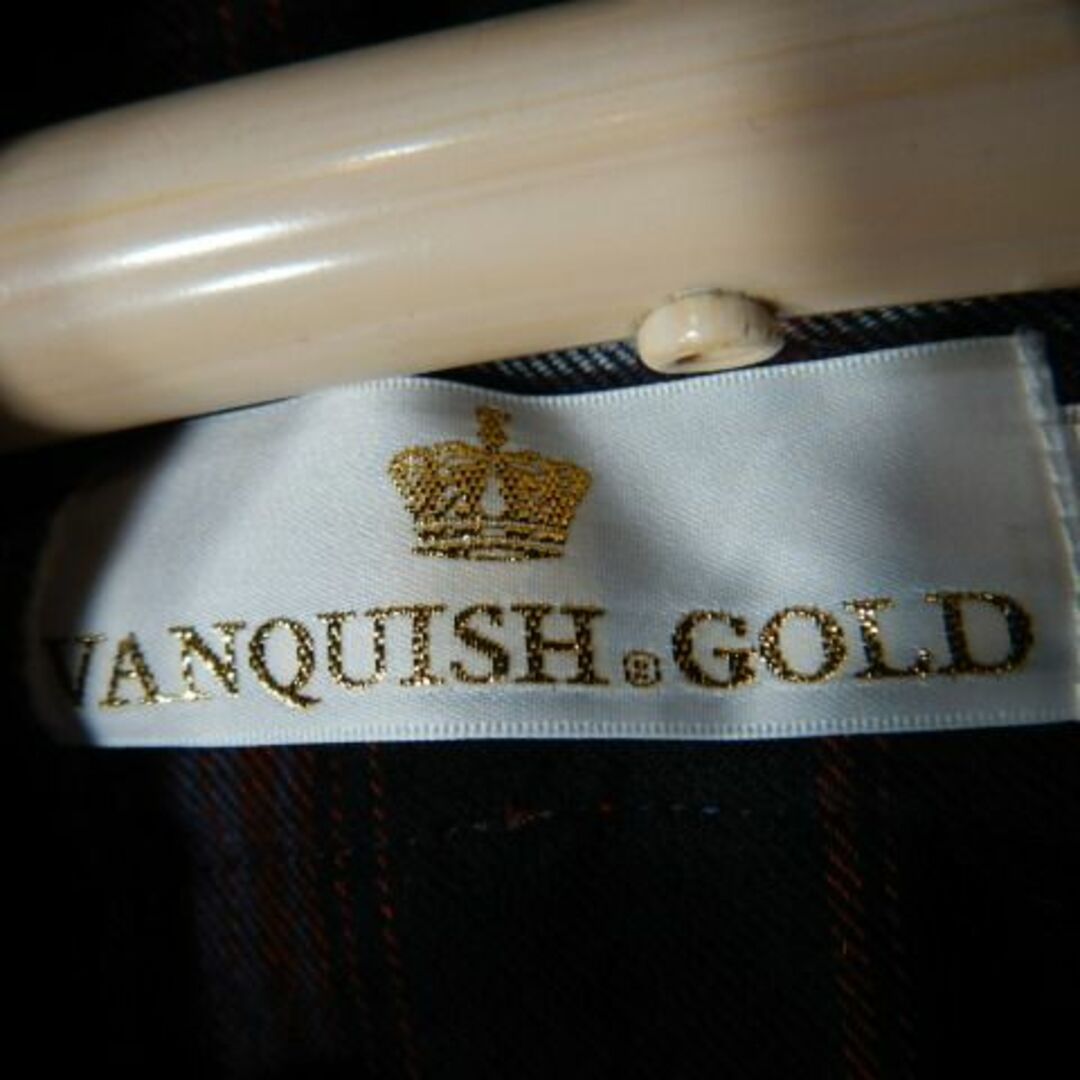 VANQUISH(ヴァンキッシュ)のo7156　ヴァンキッシュ　ゴールド　チェック　ワッペン　デザイン　シャツ メンズのトップス(シャツ)の商品写真