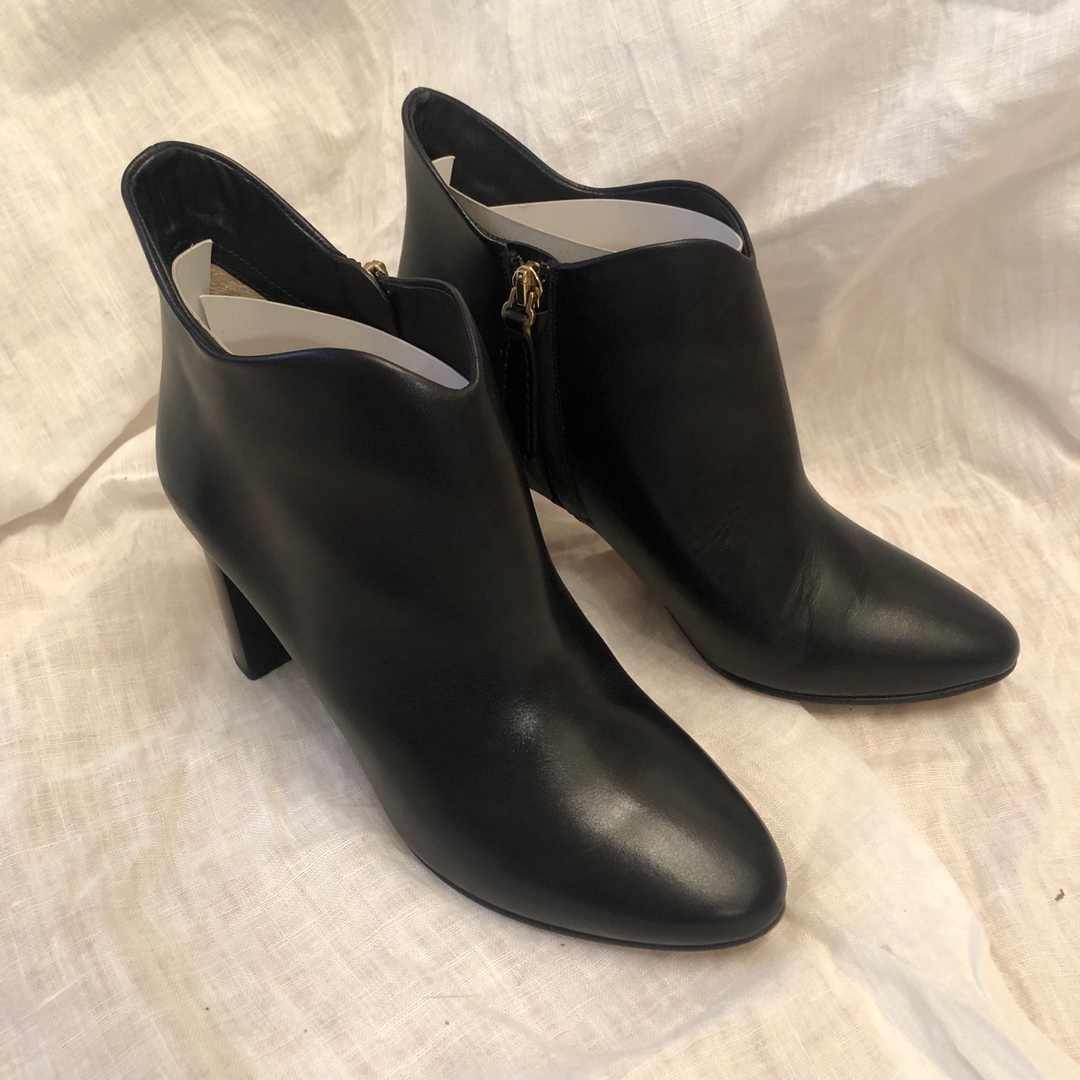 Chloe pointed toeショートブーツ black