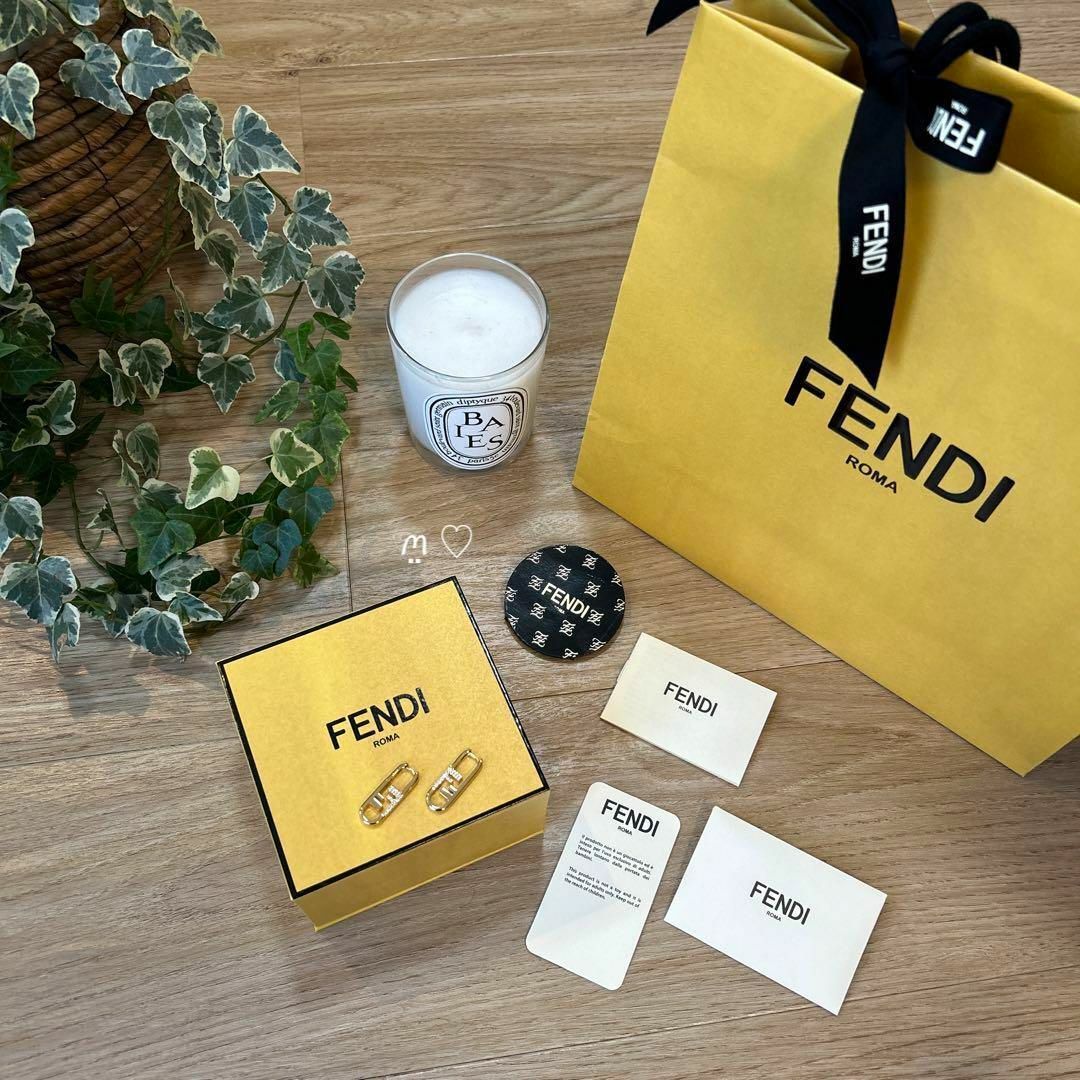 FENDI(フェンディ)のFENDI　フェンディ　オーロックピアス　ゴールド　クリスタル　現行販売品 レディースのアクセサリー(ピアス)の商品写真