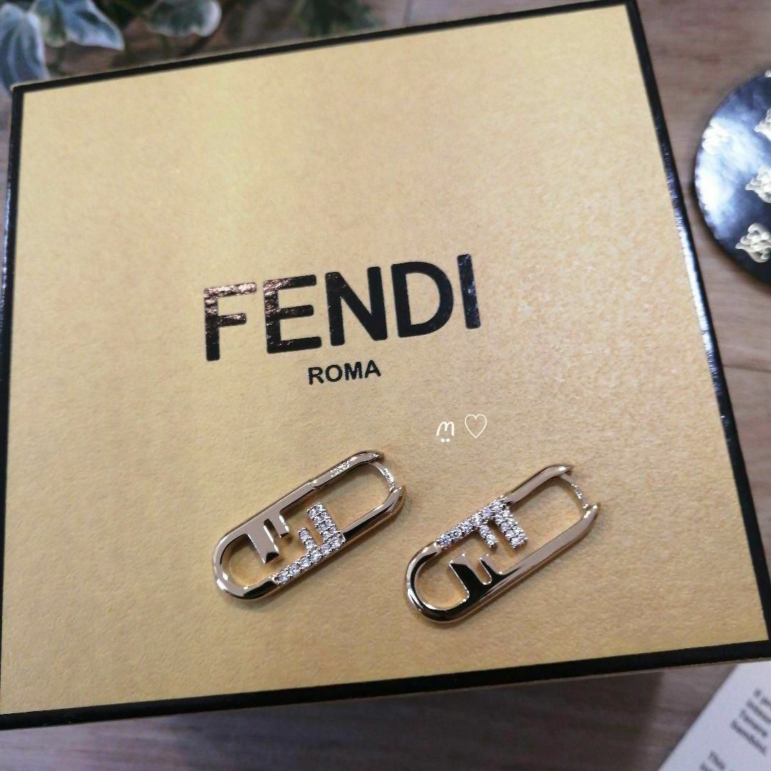 FENDI(フェンディ)のFENDI　フェンディ　オーロックピアス　ゴールド　クリスタル　現行販売品 レディースのアクセサリー(ピアス)の商品写真