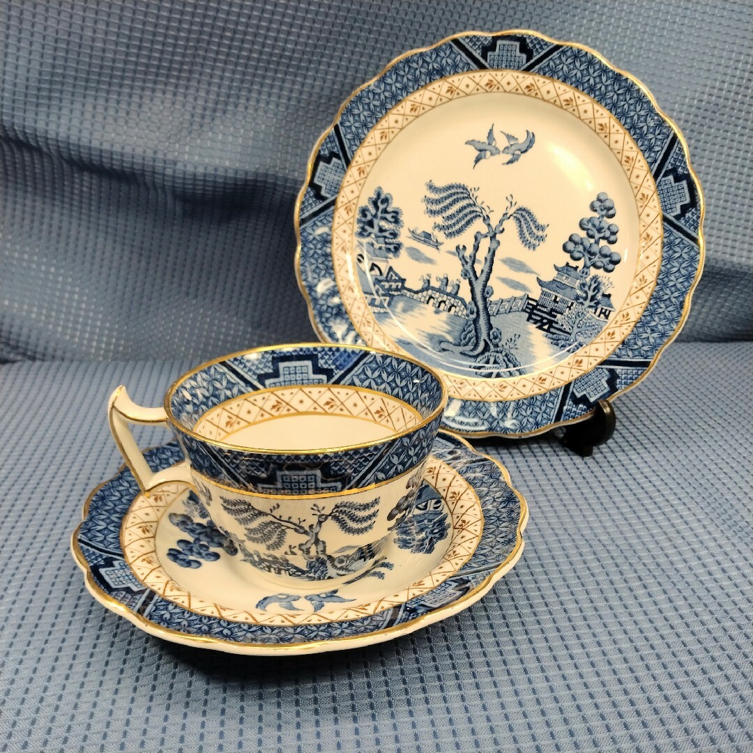 Royal Doulton(ロイヤルドルトン)の英国製 BOOTHS Real Old Willow 金彩ティートリオ インテリア/住まい/日用品のキッチン/食器(食器)の商品写真