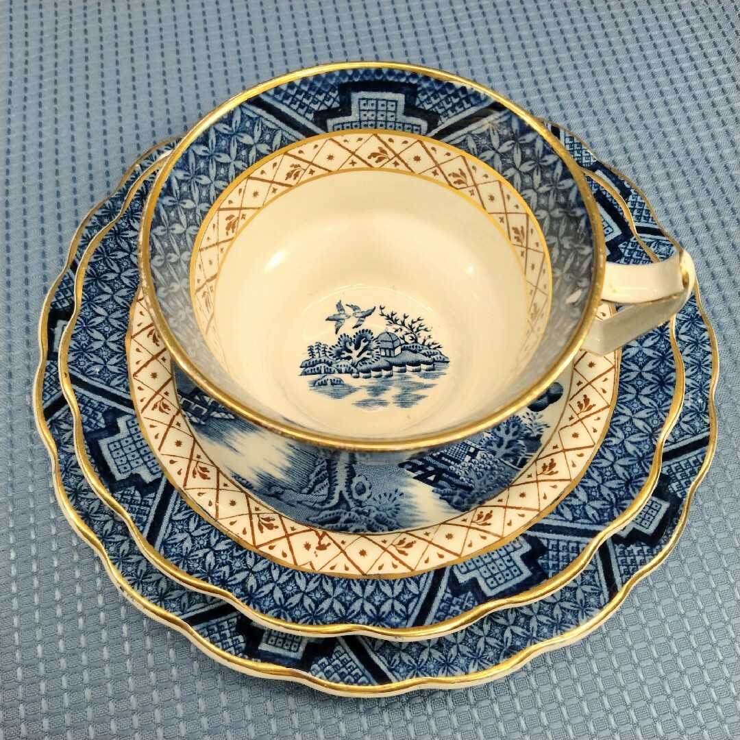 Royal Doulton(ロイヤルドルトン)の英国製 BOOTHS Real Old Willow 金彩ティートリオ インテリア/住まい/日用品のキッチン/食器(食器)の商品写真