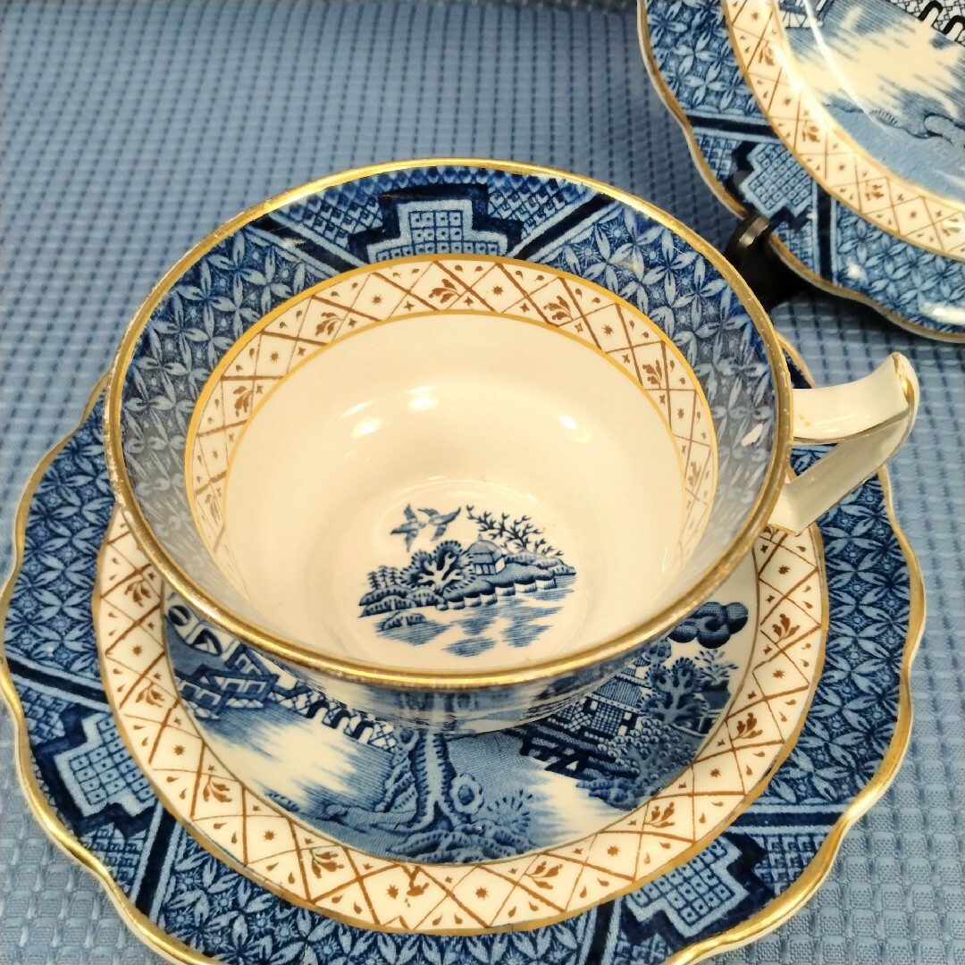 Royal Doulton(ロイヤルドルトン)の英国製 BOOTHS Real Old Willow 金彩ティートリオ インテリア/住まい/日用品のキッチン/食器(食器)の商品写真