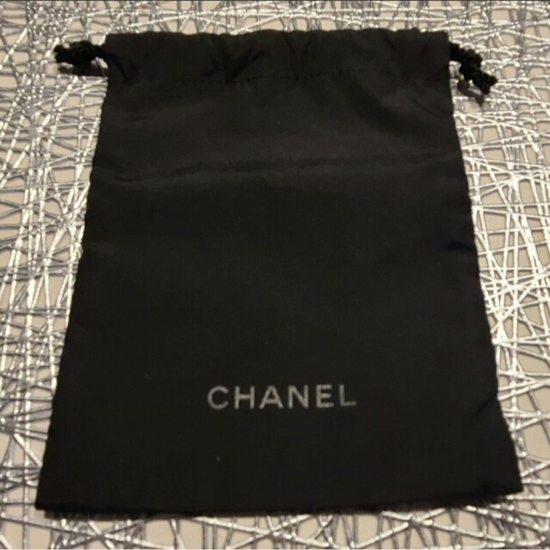 CHANEL(シャネル)のCHANEL シャネル ノベルティ ミニ 巾着　小物入れ バッグ　巾着袋 レディースのファッション小物(ポーチ)の商品写真